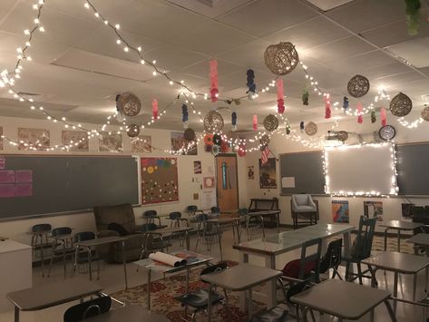 Cute Elementary School Classrooms, Dream School Design, Cozy Classrooms Elementary, School Classrooms Aesthetic, Christmas Classroom Aesthetic, Classroom Cozy Corner Ideas High School, Cozy Highschool Classroom, Chill Classroom Aesthetic, Classroom Decor Cozy