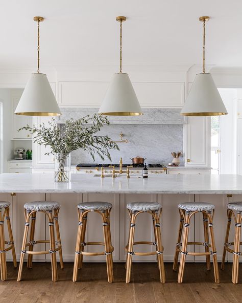 Round Dining Table With Chandelier, Dining Room Table Light Fixture, White Kitchen Island Lighting, Dining Room Table Light, Casa Miami, Timeless Kitchens, Sanctuary House, Wood Violet, City Kitchen