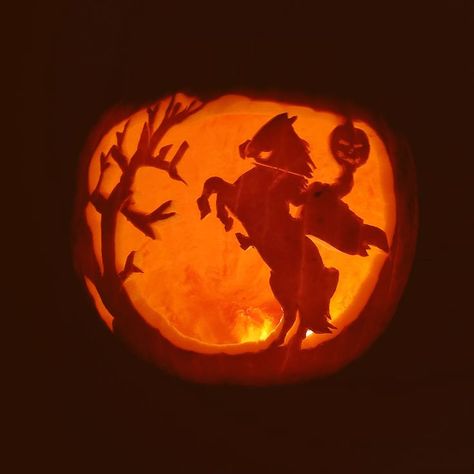 This is a carved, candlelit pumpkin on a dark background. The carved image is a caped headless horseman, horse rearing up as the horseman holds his grinning pumpkin head aloft. A creaky old tree stands beside him. Zach Bryan Pumpkin Carving, Headless Horseman Pumpkin Carving, Horse Pumpkin Carving, Headless Horseman Pumpkin, Jackolantern Ideas, Pumkin Carving, Halloween Pumpkin Carving Stencils, Dance Gavin Dance, Carving Stencils