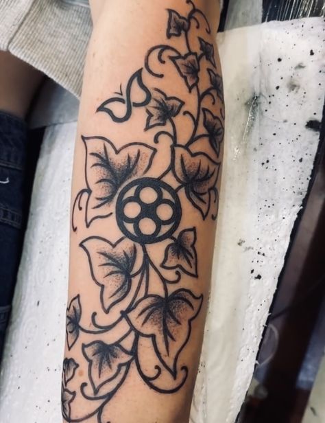 Large forearm tattoo of an ivy vine with the symbols of dyslexia and ADHD Dyslexic Symbol Tattoos, Tattoos For Dyslexic People, Dyslexic Tattoo Ideas, Large Forearm Tattoo, Dyslexic Tattoos, Vine Bracelet Tattoo, Ivy Vine Tattoo, Vine Bracelet, Tattoo Black And White