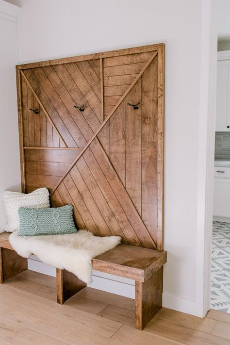 Wooden bench and coat hooks for front entryway. DIY coat hook bench. Contemporary rustic mudroom or front entry bench with coat hooks on wooden wall. Modern Farmhouse Entryway, Diy Wood Wall, Farmhouse Entryway, Hal Decor, Fixer Upper Style, Foyer Decorating, Fa Fal, Rustic Contemporary, Wooden Bench