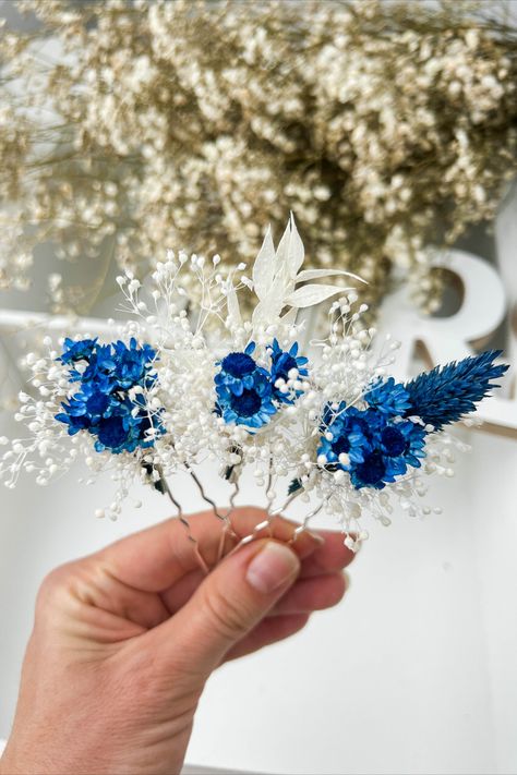 Dried flower hair pins for Majestic Blue wedding theme. Boho Bridal Hair, Blue Wedding Theme, Flower Hair Pins, Blue Themed Wedding, Bride Hair Accessories, Wedding Hair Pins, Flower Hair Pin, Bride Hair, Boho Bridal