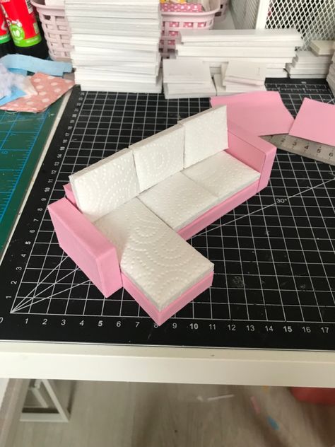 Miniature Sofa Template, Mini Craft House, Lps Diy Furniture, Diy Mini House Model, Diy Barbie House Cardboard, Diy Recycled Projects For Kids, Mini Room Diy, Cute Mini Things, Mini Craft Ideas