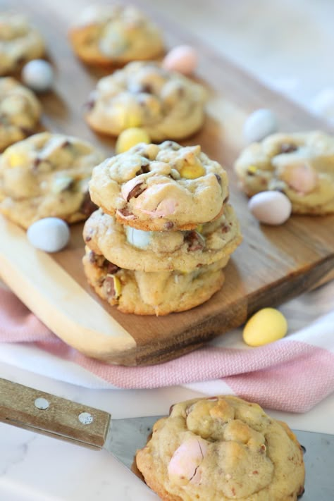 Mini Egg Recipes, Cadbury Cookies, Cadbury Mini Egg Cookies, Mini Egg Cookies, Easter Deserts, Mini Eggs Cookies, Cadbury Mini Eggs, Easter Cookie Recipes, Egg Cookies