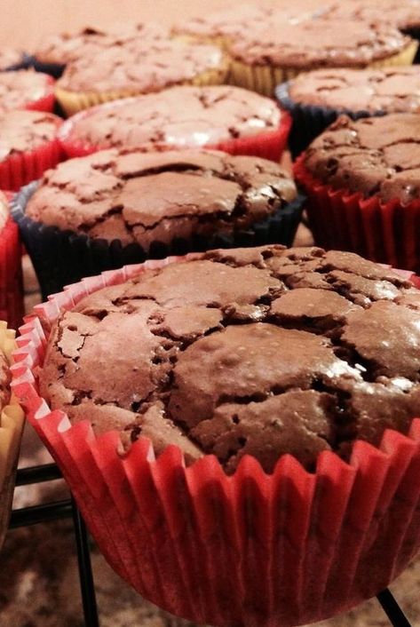 Looking for dessert recipes? Try bakin these brownie cupcakes. You will love baking these homemade brownies for a quick and easy dessert. If you love chocolate cake, you will love these brownie cupcakes. #dessertrecipes #dessertideas #dessertdishes #dessertinspiration #sweettreats #brownies #brownierecipes #homemadebrownies #cakerecipes #bakingrecipes #cakes #cakeideas Cake Mix Cupcakes, Resep Brownies, Uk Food, Brownie Cupcakes, Cupcake Recipes Chocolate, Delicious Brownies, Homemade Brownies, Best Brownies, Milk Chocolate Chips