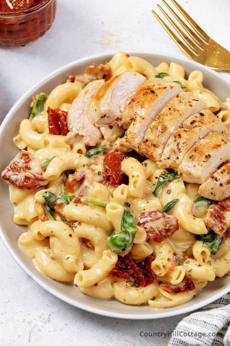 Tuscan chicken mac and cheese Tuscan Chicken Mac And Cheese, Fancy Mac And Cheese, Chicken Mac And Cheese Recipe, Delish Dinners, Chicken Mac And Cheese, Easy Mac N Cheese, Vegan Drinks Recipes, Eggplant Recipes Easy, Cheese Dinner