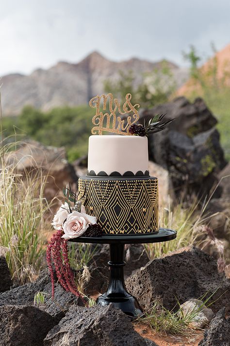 black and gold wedding cake - photo by Tyler Rye Photography https://ruffledblog.com/elegant-african-inspired-mountain-wedding/ Gold Wedding Cakes, African Wedding Cakes, African Cake, African Wedding Theme, African Inspired Wedding, Black And Gold Wedding, Africa Wedding, Safari Wedding, Traditional Wedding Cakes