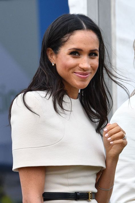 Meghan Markle pairs a blowout with a white manicure. Wedding Chignon, Dark Manicure, Princ Harry, White Manicure, Classic Updo, Kate And Meghan, Royal Beauty, Meghan Markle Style, Long Brunette