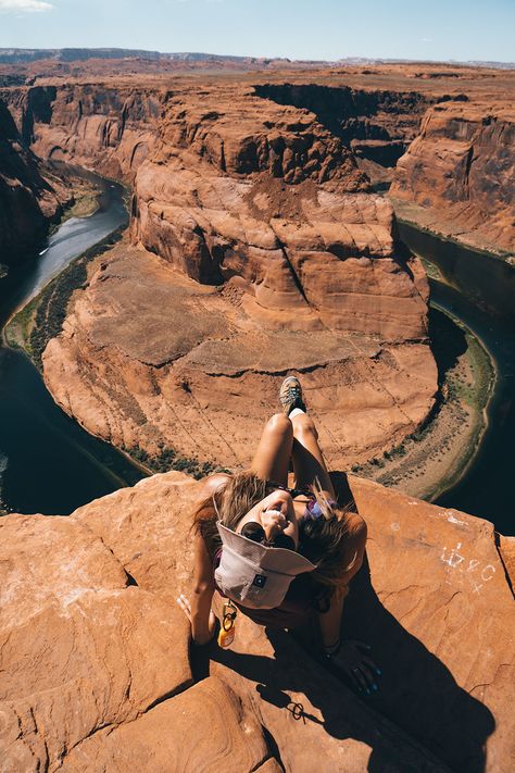 Instagram vs. Reality: Why Horseshoe Bend was a HUGE Disappointment Hiking Photo Ideas, Hiking Pose, Hiking Picture Ideas, Hiking Poses, Grand Canyon Pictures, Grand Canyon Vacation, Visiting The Grand Canyon, Photo Voyage, Hiking Photos