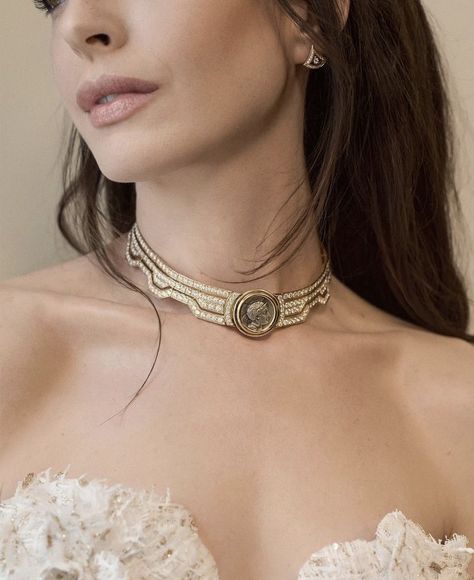 Eboni🤍 on Twitter: "Anne Hathaway’s Bulgari jewellery details from the Met Gala https://t.co/p5Ys385mli" / Twitter Anne Hathaway 2023, Painting Famous, Bulgari Jewelry, Bvlgari Jewelry, The Met Gala, Most Beautiful People, Pretty Females, Unusual Jewelry, Anne Hathaway