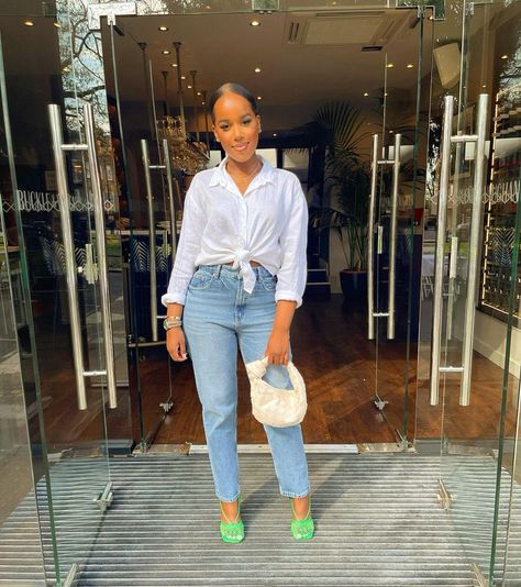 Leila Torah on Instagram: “Happy Friday💚” Torah, Casual Girl, Style Board, Happy Friday, White Shirt, Capsule Wardrobe, Mom Jeans, Normcore, Casual Outfits