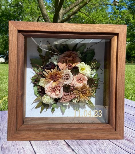 Our walnut wood shadowboxes are 100% handmade, a great resin free way to display your flowers. Also, how stunning is this fall themed bouquet!? bride- Cailin @cailinjenny florist/planner- @bellafloraweddings @elegantsophisticatedaffairs 📍IL Acrylic Shadow Box, Pressed Wedding Bouquet, Bouquet Shadow Box, Bouquet Frame, Bridal Bouquet Preservation, Bouquet Box, Floral Preservation, Bouquet Preservation, 3d Shadow Box