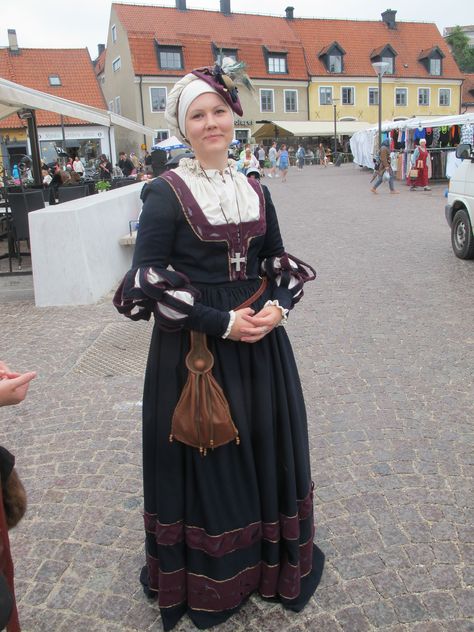 Cranach Dress, 16th Century Dress, 16th Century Fashion, Ren Faire Outfits, German Costume, German Clothing, Tudor Fashion, Germany Fashion, Medieval Garb