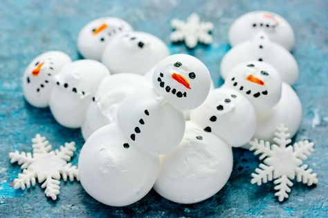 Snowman Meringue Cookies, Snowman Meringue, Christmas Meringue Ideas, Meringue Snowman, Christmas Meringue Cookies, Xmas Bakes, Christmas Meringue, Meringues Recipe, Snowman Recipes