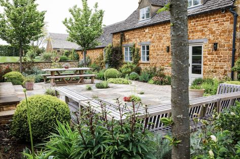 Farmhouse Courtyard Ideas, Modern Farmhouse Courtyard, Farmhouse Courtyard, Traditional Courtyard, Green Gardens, Modern Country Style, English Manor, Farm Buildings, Terrace Design