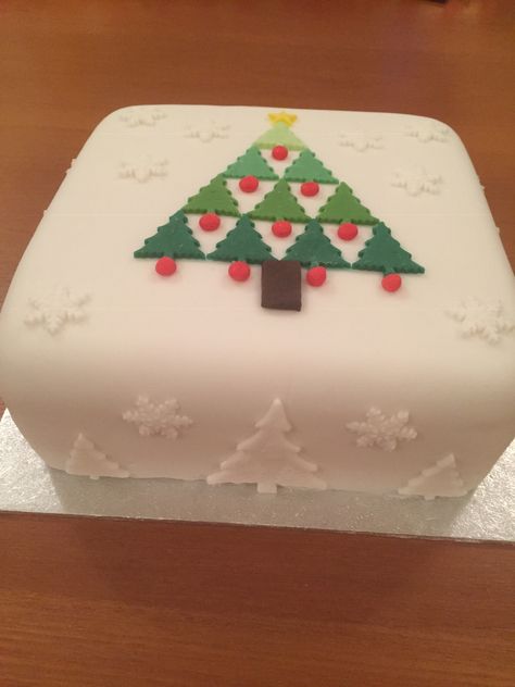 Square Cake Decorating Ideas Simple, Christmas Cake Square, Christmas Square Cake, Rectangle Christmas Cake, Square Cake Decorating, Square Cake Decorating Ideas, Cake Decorating Ideas Simple, Easy Christmas Cakes, Cakes For Christmas