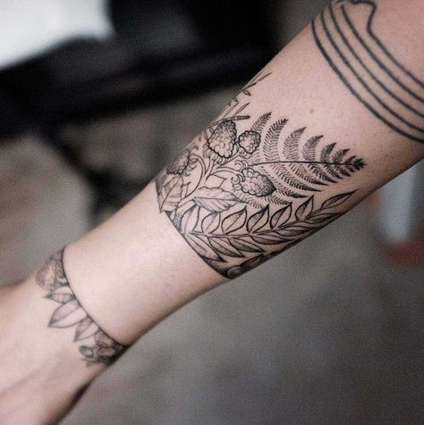 I am in love with this blackberry wrist tattoo. I'm going to do my own variation soon! Geometric Tattoo Wrist, Tattoo Arm Band, Blackberry Tattoo, Geometric Tattoo Leg, Leg Band Tattoos, Armband Tattoos For Men, Fern Tattoo, Armband Tattoos, Band Tattoo Designs