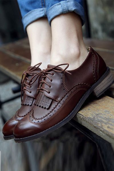 Brouges. I love the style, how comfterable they are and how they make me feel even more English.: Women Brogues, Oxford Shoes Outfit, Womens Low Heels, Paris Mode, Leather Oxford Shoes, Brown Shoes, Women Oxford Shoes, Leather Shoes Woman, Fall Shoes