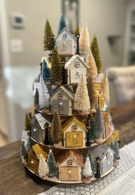 Wooden House Advent Calendar, Christmas Tree Rustic, Tree Toppers Ideas, Gold And White Christmas Tree, Rustic Christmas Tree Ideas, Advent Calendar House, Advent House, Gold And White Christmas, Advent Crafts