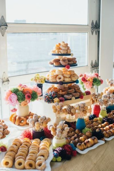 Y/n is the daughter of Kim Kardashian and kanye west she is famous li… #romance #Romance #amreading #books #wattpad Donut Desserts, Doughnut Wedding Cake, Bar Chalkboard, Donut Bar Wedding, Wedding Food Display, Food Display Table, Donut Display, Buffet Dessert, Wedding Donuts