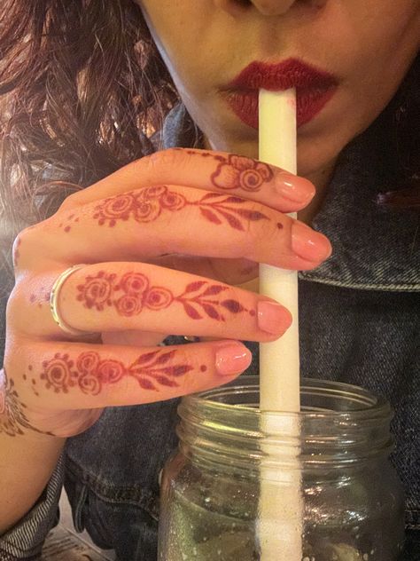 Henna Style Tattoo Designs, Henna Ring Tattoo, Vintage Henna Designs, Mexican Henna Designs, Red Henna Simple, Red Tattoo Hand, Finger Tattoos Henna, Pomegranate Henna, African Henna Tattoo