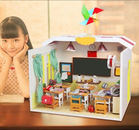 Miniature Classroom, Miniature School, Diy Preschool, Diy Barbie Furniture, Dollhouse Miniatures Diy, Diy Kids Toys, Diy Classroom, Dollhouse Toys, Dollhouse Kits