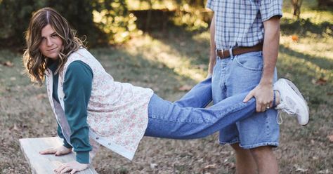 Silly Engagement Photos Ideas, 90s Engagement Photos, Silly Engagement Photos, Weird Couple, Funny Photoshoot, Funny Photoshoot Ideas, Funny Engagement Photos, Funny Engagement, Funny Couple Pictures