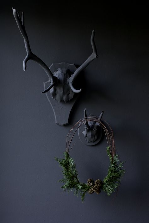 Eclectic Trends: moody Christmas wreath - Stilzitat Cottage Goth, Black Antlers, Moody Christmas, Hirsch Silhouette, Dark Christmas, Twig Wreath, Deco Originale, Christmas D, Black Christmas