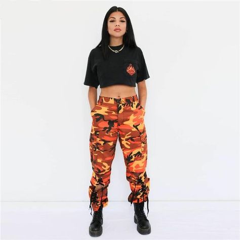 Orange Camo Pants, Camo Cargo Pants Outfit, Camoflauge Pants, Camo Pants Outfit, Orange Outfits, Camouflage Cargo Pants, Vans Outfit, Lit Outfits, Orange Camo