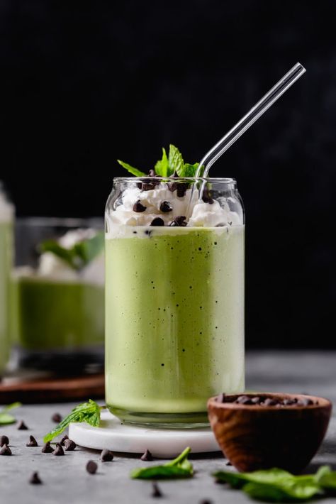 Mint Chocolate Chip Shake, Dairy Free Smoothies Healthy, Shakes Recipes, Mint Chocolate Chip Milkshake, Healthy Shake, Shamrock Shake Recipe, Shake Recipes Healthy, Egg Free Breakfast, Vegan Shakes