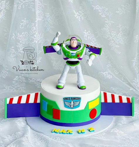 Buzz Lightyear Cake, Lightyear Cake, Buzz Lightyear Birthday, Diy Cupcakes, Toy Story Birthday, Light Year, Buzz Lightyear, Sponge Cake, Buttercream Cake