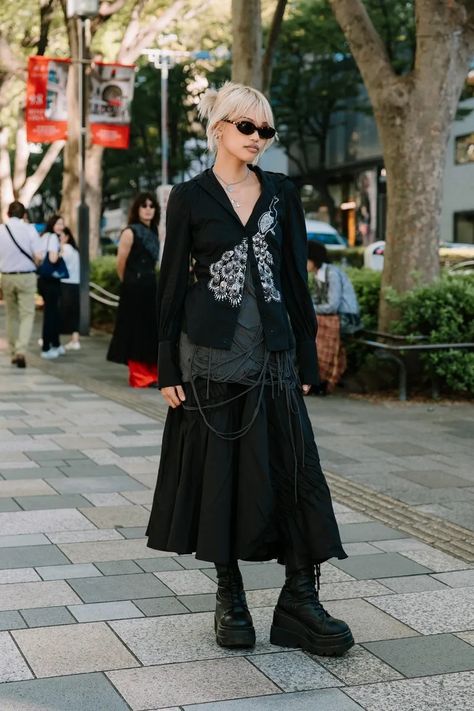 Tokyo Fashion Women, Eccentric Maximalist, Japanese Outfits Street Style, Tokyo Fashion Street, Tokyo Fashion Week Street Styles, Tokyo Outfits, Eclectic Fashion Style, Tokyo Spring, Art Identity