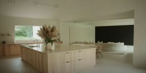 Kim Kardashian Shows House Post Kanye West Split Kim Kardashian Kitchen, Kardashian Kitchen, Kim K House, Kim Kardashian Home, Kim House, Calabasas Homes, Kardashian Home, Bedroom Sitting Room, Minimalist Interior Design