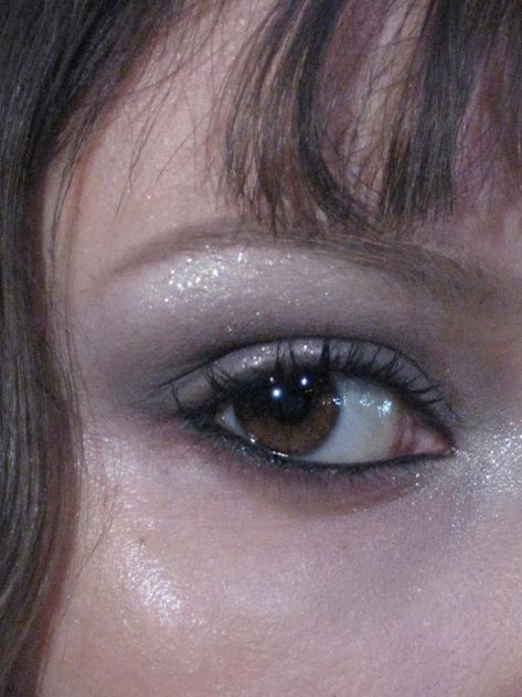 Dark Shimmery Eye Makeup, Cute Smokey Eye, Makeup On Hooded Eyes, Dark Ethereal Makeup, Funky Makeup, Emo Makeup, Swag Makeup, Smink Inspiration, Light Eyes