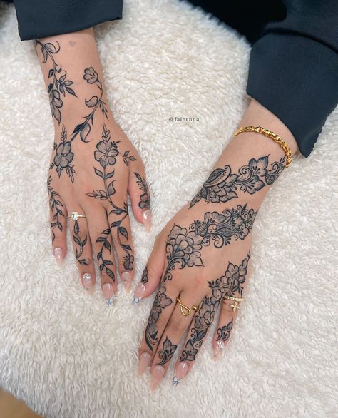 loveeee everything about these designs 😍 i’ve been obsessing over jagua henna lately 🖤 💡 inspo : @london_hennaartist @pretty_hennaya 🍃 cones: @henna_by_summaiya . . . . . . . #henna #mehndi #hennartist #nikkah #wedding #london #pakistani #mehndidesign #art #bride #dome #grid #vines #bridalhenna #nails #elegant #hennastain #hennastainprogression #jaguahenna #tattoo #aesthetic Jagua Henna Designs, Collarbone Henna, Nikkah Wedding, Jagua Henna, Wedding London, Henna Stain, Nails Elegant, Henna Ideas, Tattoo Aesthetic