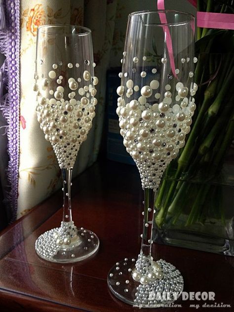 Wine Glass Decor, Wedding Gifts For Bride And Groom, Wedding Wine Glasses, Wedding Champagne Glasses, Decorated Wine Glasses, Diy Wedding Gifts, Wine Glass Crafts, Wine Glass Art, Wedding Cups