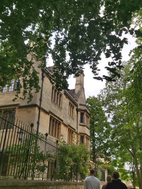 oxford college building in beige color with green trees around Oxford Dorm Room Aesthetic, Oxford Dorm Room, Saltburn Summer, Oxford Aesthetic, College Graduation Party Ideas, Apartment Bedroom College, College Apartment Bedroom, Aesthetic Nature Photography, College Graduation Party