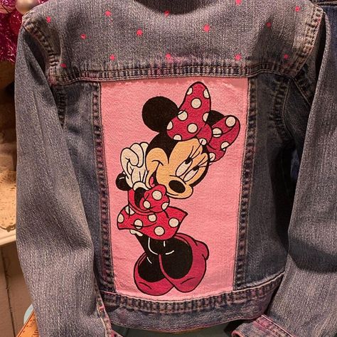 Sandra Wagner on Instagram: “Special Order MINNIE” Denim Jacket Painting, Painting On Denim, Homecoming 2024, Customised Clothes, Custom Jeans Diy, Paper Rose Template, Rose Template, Mouse Paint, Custom Jean Jacket