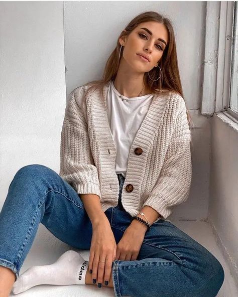 Winter Jeans Outfit 16 Ideas 2023-2024: Stay Stylish and Warm - women-club.online Cardigan And Jeans Outfit, Winter Jeans Outfit, Cream Cardigan Outfit, College Class Outfits, Cardigan Outfit Spring, Knit Cardigan Outfit, Jeans Outfit Ideas, Class Outfits, Girls Cardigan Sweater