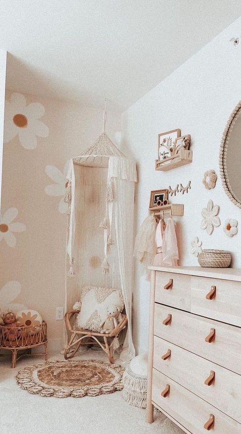 Daisies in the baby room. Baby room decor ideas. Boho nursery inspiration via @nic.maxam
#baby #nursery #bohonursery Nursery Daisy, Boho Nursery Inspiration, Boho Toddler Room, Boho Kids Bedroom, Baby Room Decor Ideas, Daisy Nursery, Boho Kids Room, Toddler Bedroom Girl