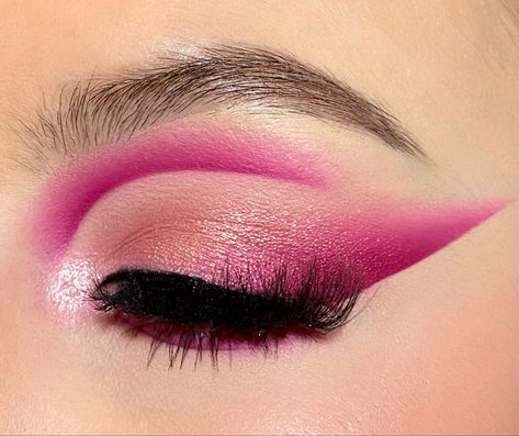 Pink Glam Makeup Hooded Eyes, Fushia Eyeshadow Looks, Pink Sunset Eyeshadow Looks, Hard Eyeshadow Looks, Fushia Makeup Looks, Dark Pink Eye Makeup, Hot Pink Prom Makeup, Hot Pink Eyeshadow Looks, Pink Eye Looks