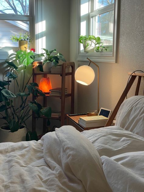 Cozy Minimalist Room Ideas, Room Inspiration Aesthetic Green, Plant Apartment Aesthetic Bedroom, Bedroom Aesthetic Earthy, Plant Room Minimalist, Indoor Plants Minimalist, Minimalist Room Plants, Minimal Bedroom With Plants, Cozy Home With Plants