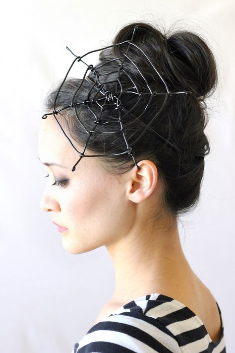 Halloween Hairstyle, Diy Fantasia, Costumes For Work, Spider Costume, Diy Costumes Women, Headband Tutorial, Brown Makeup, Spider Webs, Costumes Ideas