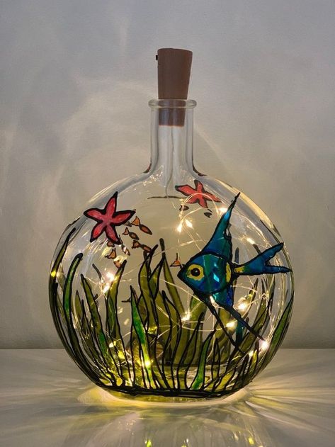 Stained Glass Bottle Art, Glass Painted Bottles, Hand Painted Bottles Diy, Painting Bottles Ideas, Painting On Bottles Ideas, Bottle Glass Painting Ideas, Art On Glass Paint, Painted Jars Ideas, Glass Painting Designs On Bottles