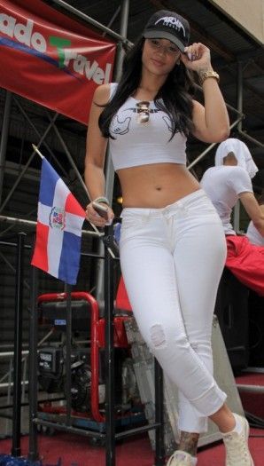 Dominican woman in New York Parade Dominican Parade, Dominican Woman, Dominican Republic Outfits, Dominican Republic Women, Aesthetic Clothing Stores, Afro Latina, Early 2000s Fashion, 2000s Outfits, Iconic Women