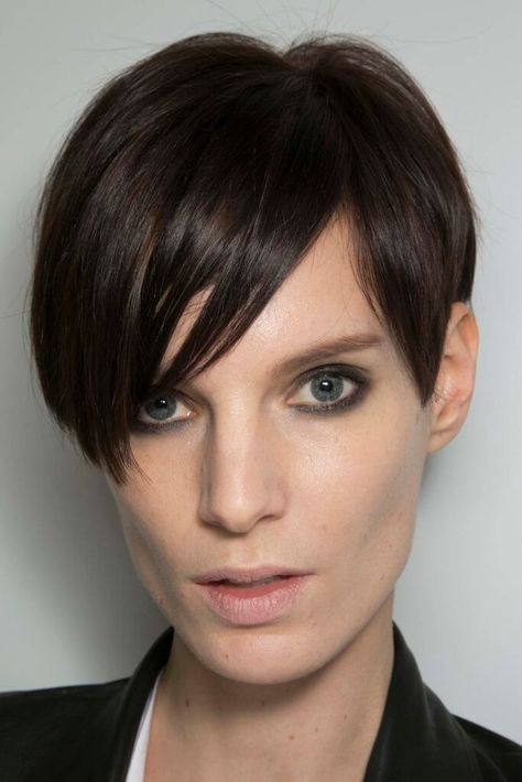 The most fashionable hairstyles for oblong faces to try now Oblong Face Haircuts, Hairstyles For Rectangular Faces, Layer Panjang, Short Sides Haircut, Side Haircut, Oblong Face Hairstyles, Oblong Face, Oblong Face Shape, Rectangle Face