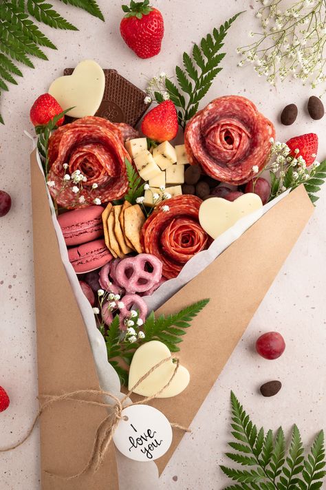 Valentine Charcuterie Bouquet, Charcuterie Board Romantic, Charcuterie Bouquet Diy, Valentine Charcuterie Board Ideas, Bouquet Charcuterie, Pickle Bouquet, Galentines Charcuterie, Charturie Board, Meat Bouquet