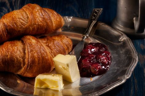 Jam Croissant, Traditional French Breakfast, Typical French Breakfast, French Breakfast Recipes, Breaking Fast, French Croissant, Butter Croissant, French Breakfast, Chocolate Croissant