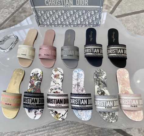 Christian Dior Slippers, Dior Slippers, Christian Dior Slides, Zapatillas Louis Vuitton, Dior Flats, Kosmetyki Mary Kay, Dior Slides, Pretty Sandals, Pretty Shoes Sneakers