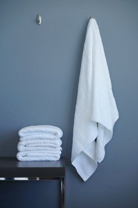 Towel Photoshoot Photo Ideas, Clean Bathroom Ideas, Simple Clean Bathroom, Towel Product Photography, Towels Photography, Towel Photography, Photography Simple, Clean Bathroom, Products Photography